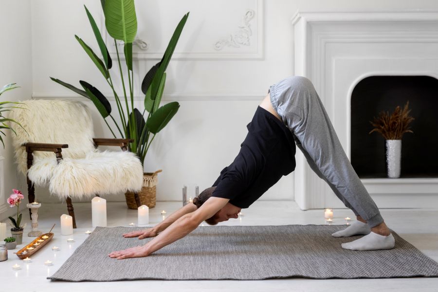 حرکات یوگا برای کاهش استرس Adho Mukha Svanasana - پوشاک ورزشی پویان اسپرت